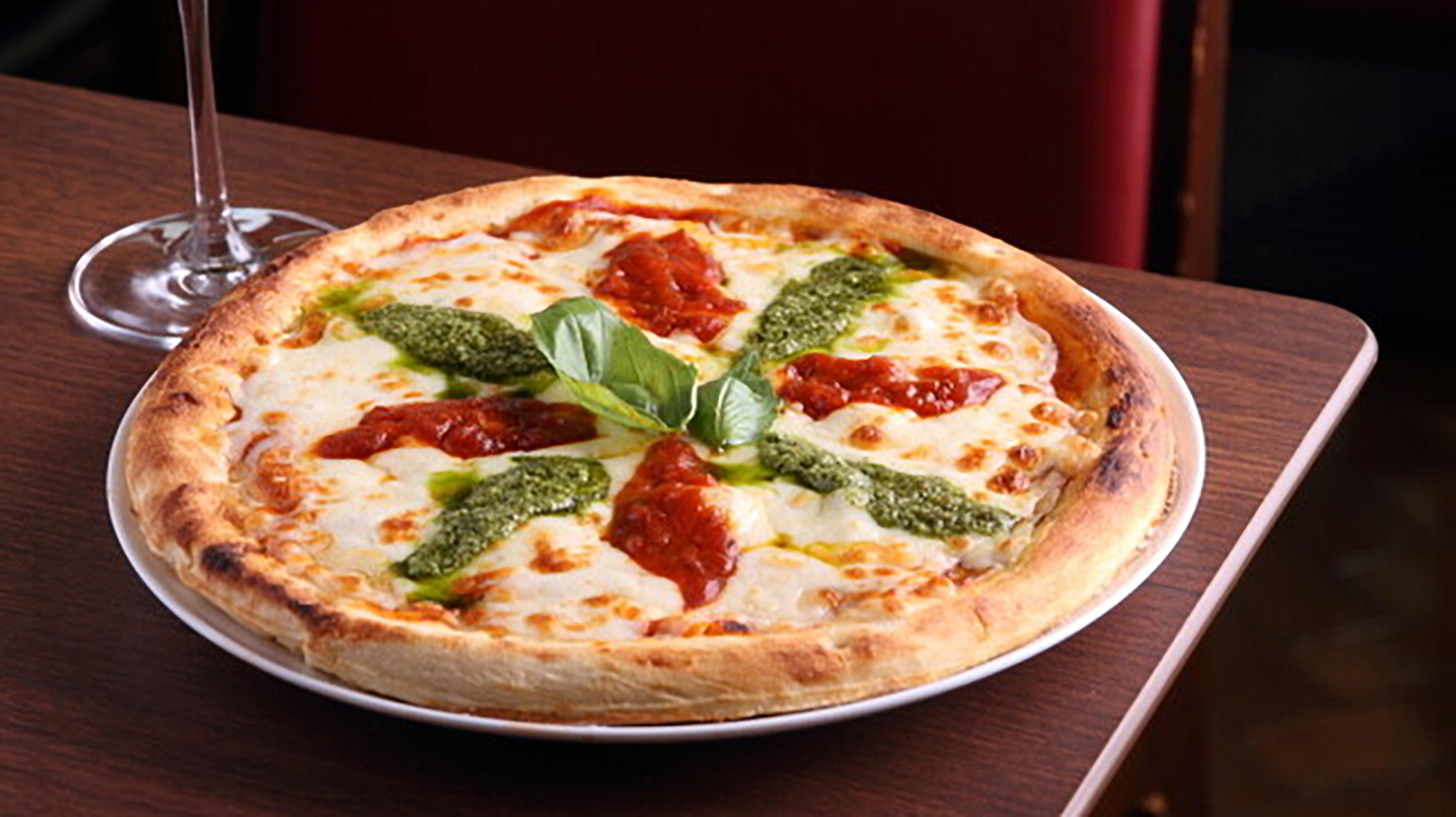 【併設レストラン：ピザ】一番人気のマルゲリータ　MサイズとLサイズをご用意しています