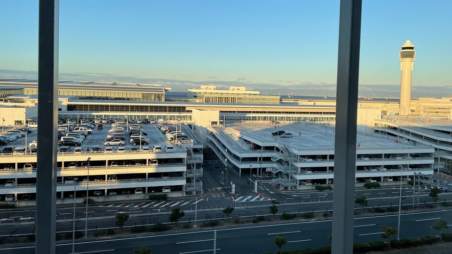 【空港側客室からの眺望】飛行機の離発着が望める客室がございます。飛行機が好きな方におすすめ！