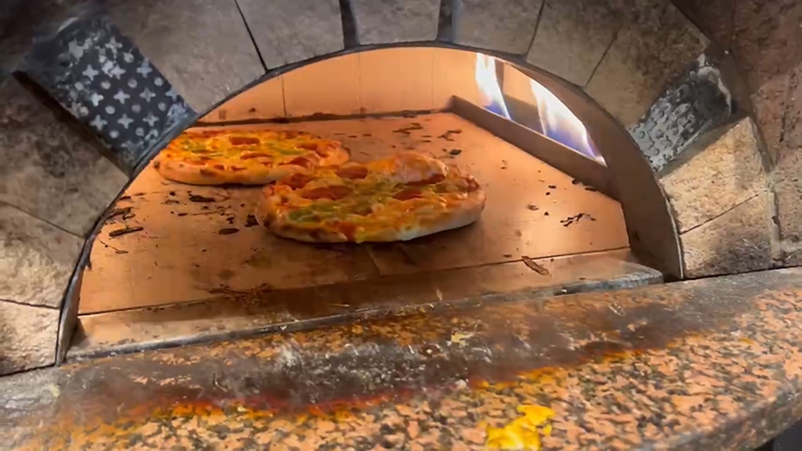 【併設レストラン：ピザ窯】大人気のピザは店内のピザ窯で1枚1枚丁寧に焼き上げられます
