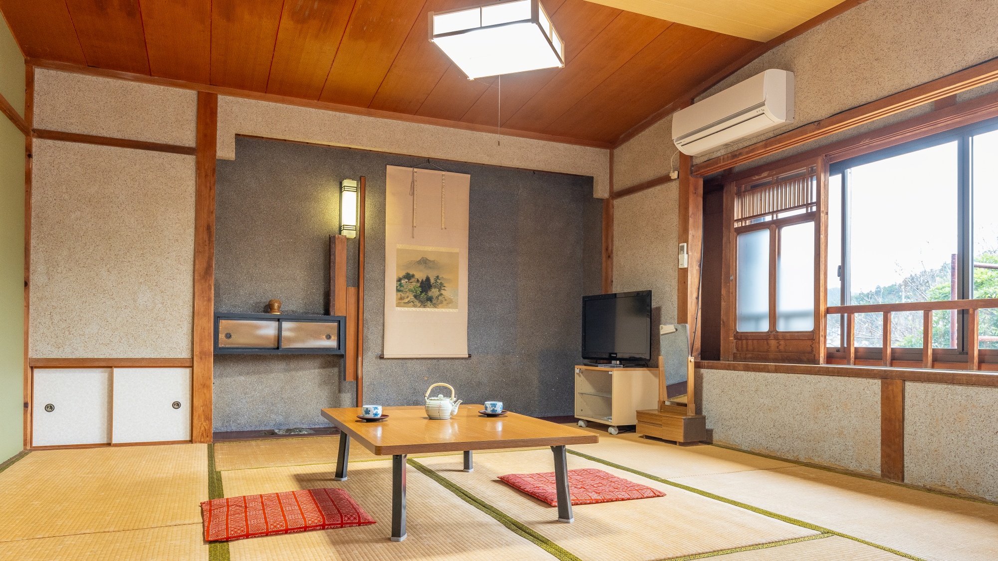 *【東館和室】広々とした畳の間で、心安らぐひとときをご堪能ください
