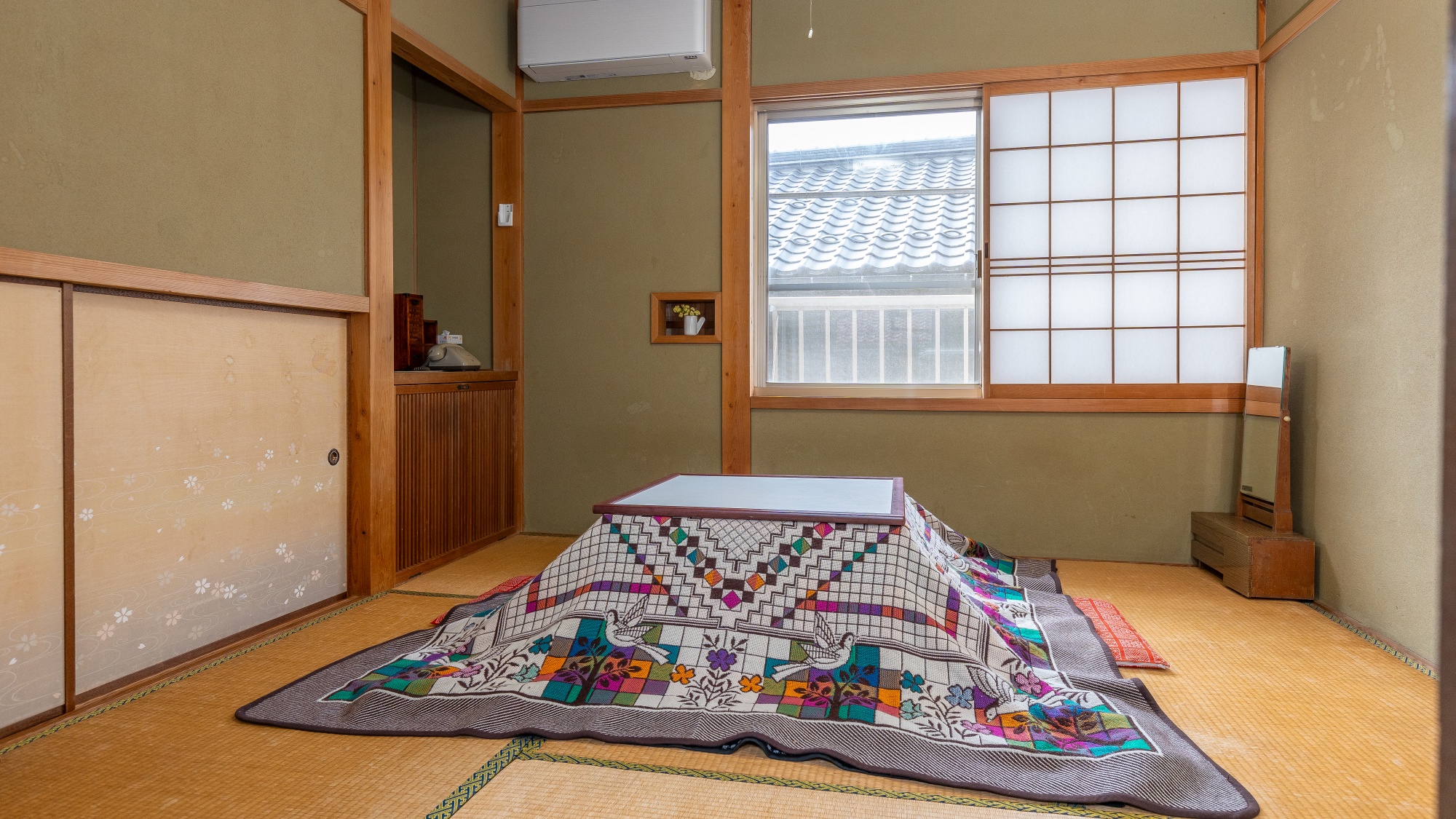 *【本館和室】冬はこたつでほっと温まる、どこか懐かしい寛ぎの空間をご用意しました
