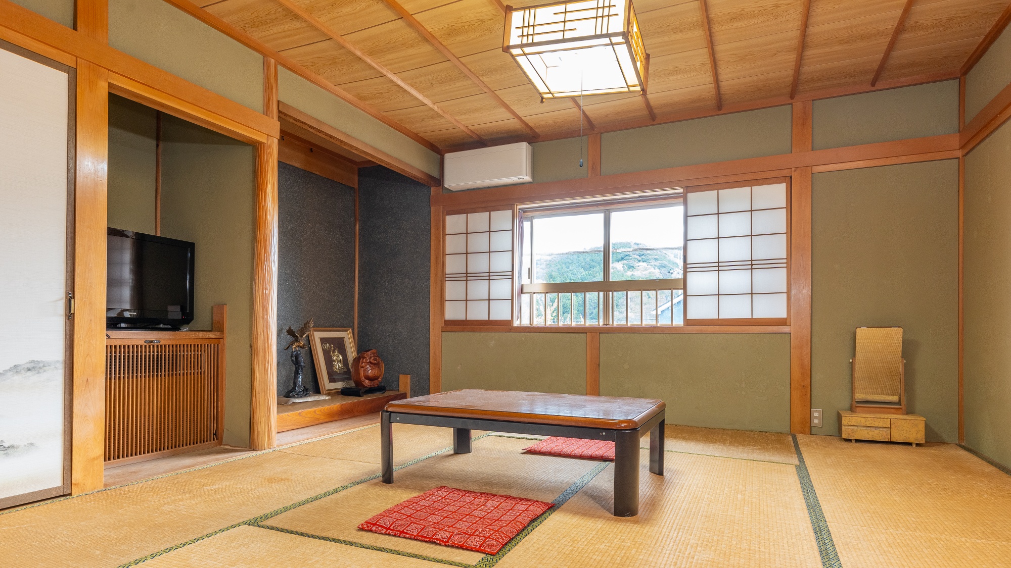 *【本館和室】障子越しに差し込む柔らかな光が、穏やかな時間へと誘う和の空間です