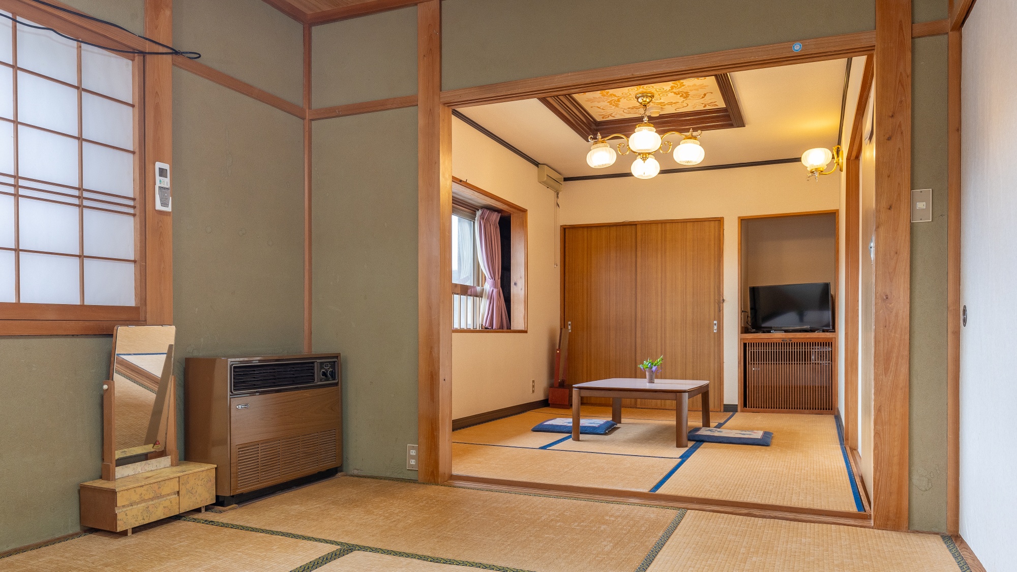*【本館和室】落ち着いた和の設えと温かな照明が、くつろぎの時間を演出します