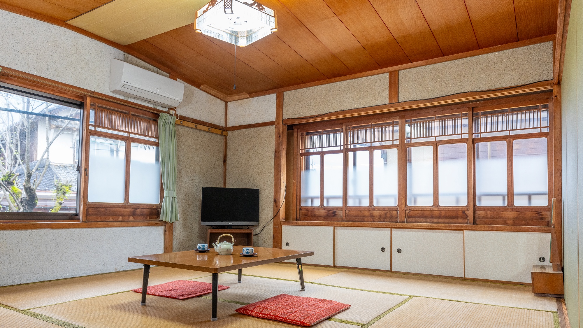 *【東館客室】木の温もり感じる空間で、ゆったりとした時間をお過ごしいただけます
