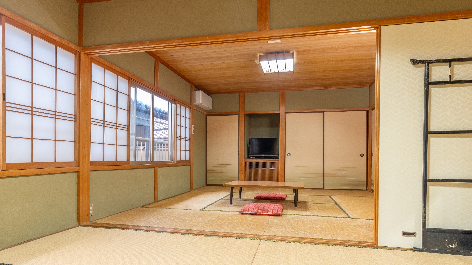 *【本館和室】大きな窓からの自然光が広がる、開放感あふれる癒しの和空間です