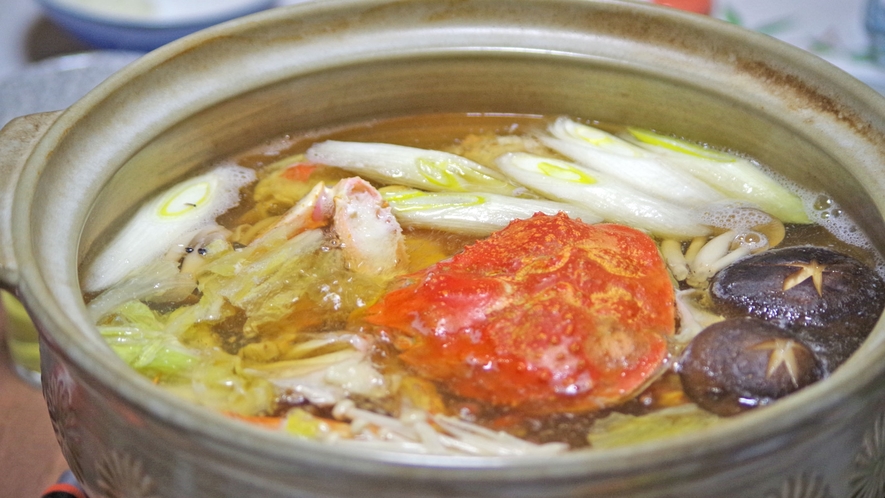 *無農薬栽培の自家野菜と活かにを使った【蟹すき】です。冬野菜の旨味も加わり〆は美味しい雑炊で。