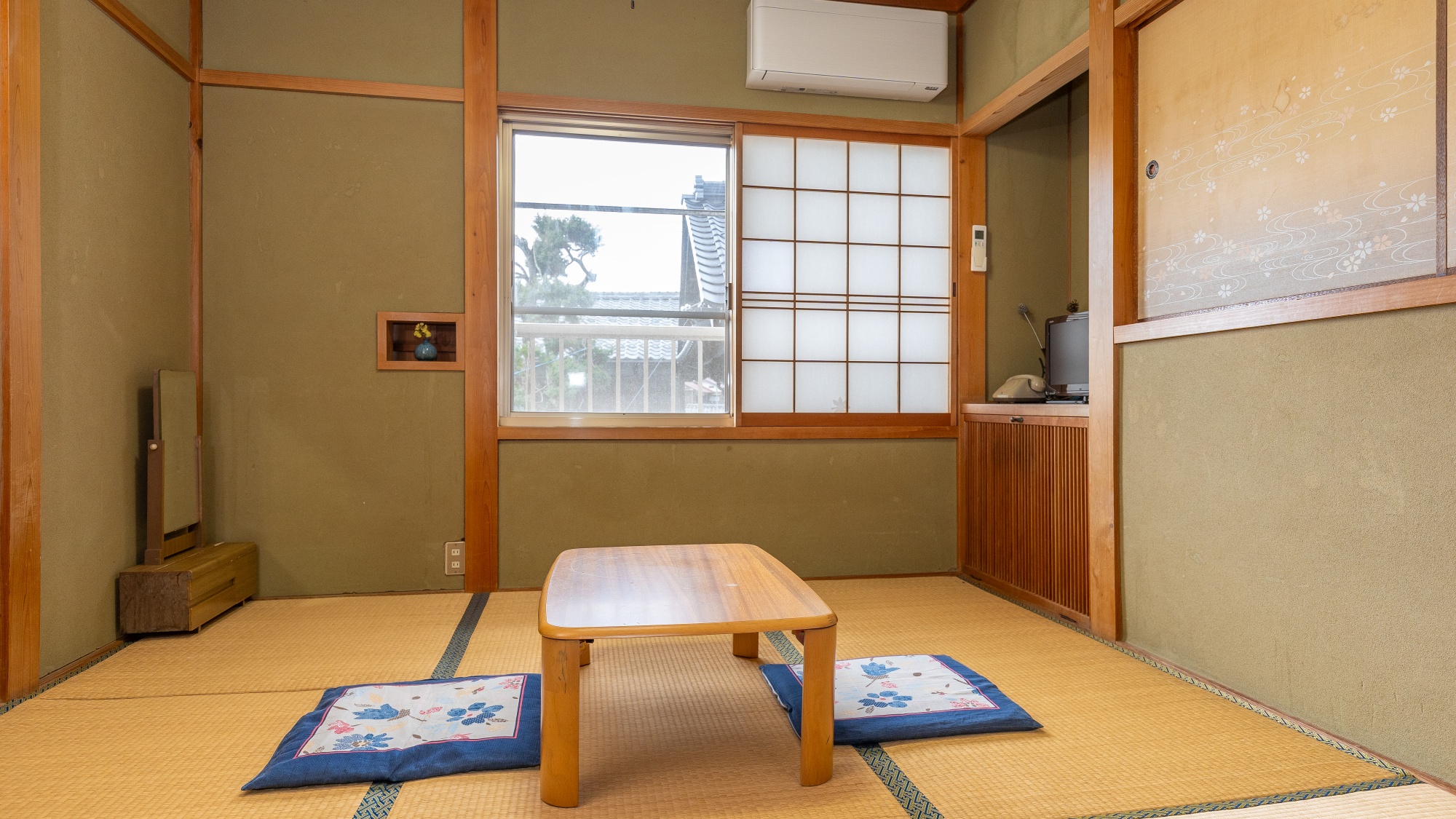 *【本館和室】シンプルで落ち着いた設えが、ゆったりとした癒しの時間を演出します
