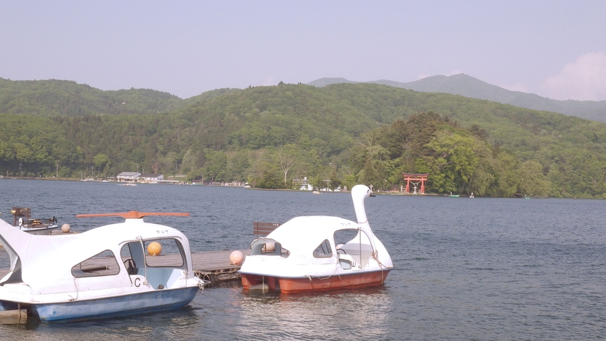 *【周辺】ボートを使えば、湖畔の神社まで行くこともできます。