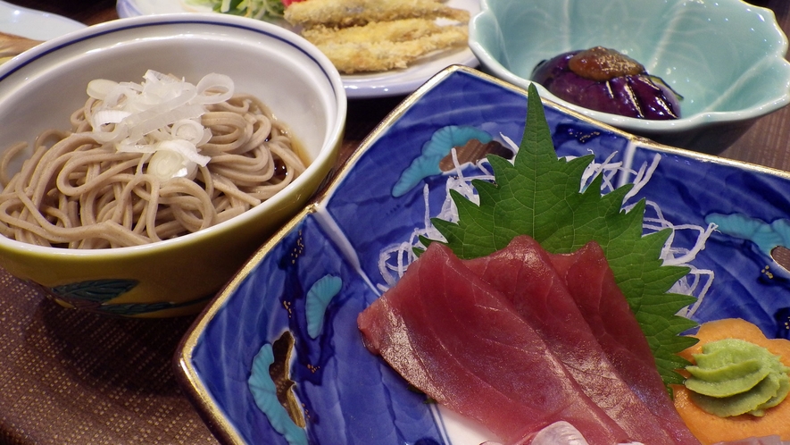 *【夕食例】地もの以外にも、日本海の魚介類などを使ったメニューが加わります。