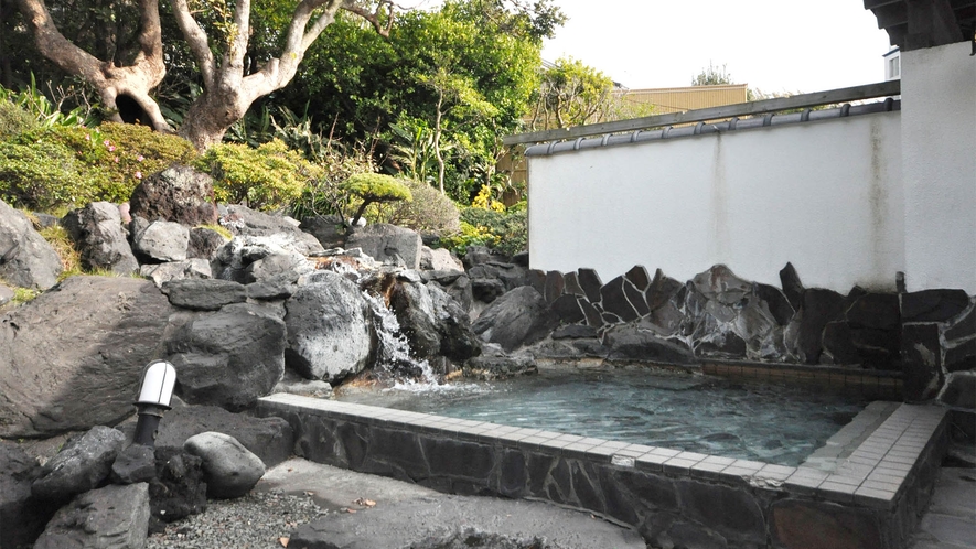 ・大島の自然を感じられる庭園の中にあり、敷地内に湧く源泉を使った露天風呂。