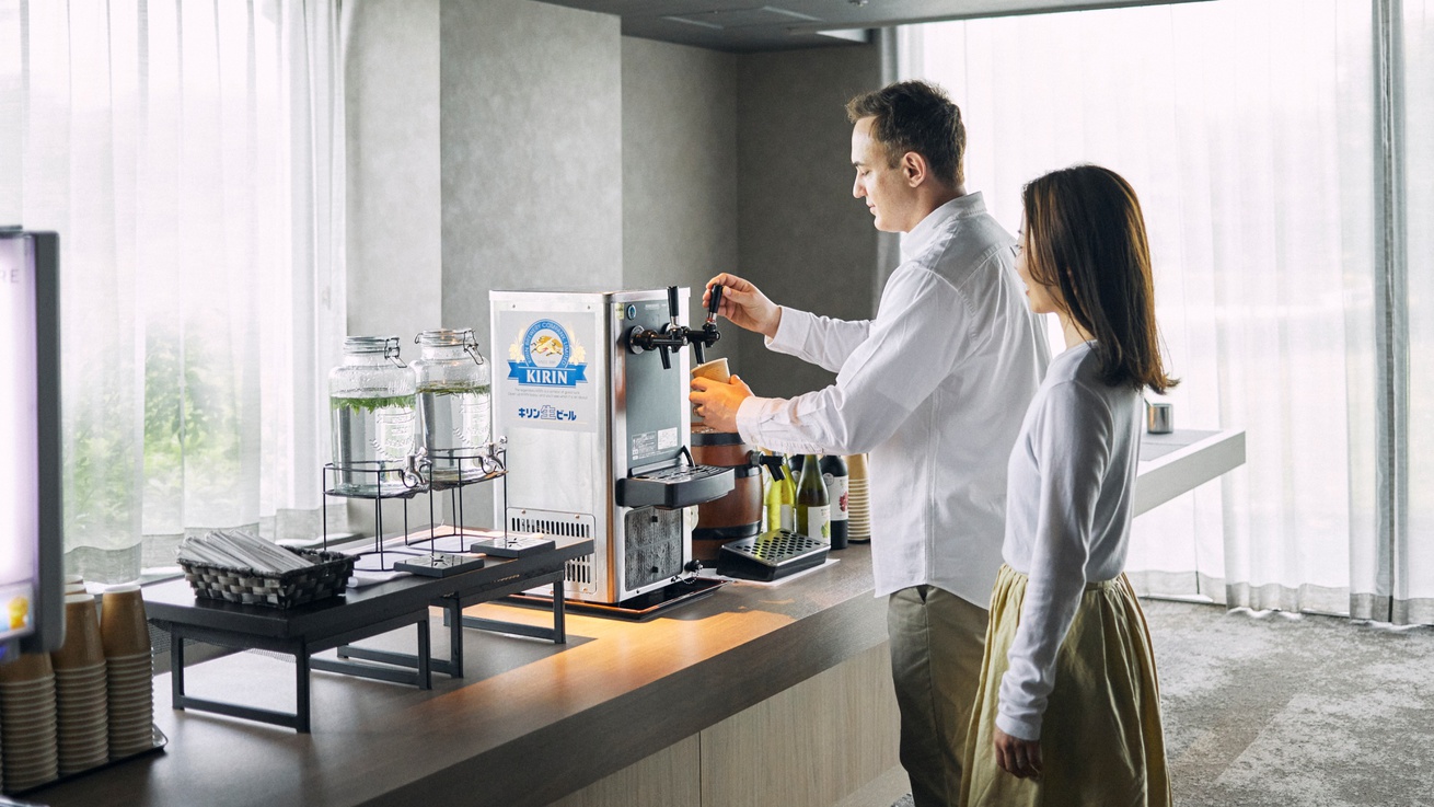 【ラウンジ】お酒やソフトドリンクにおつまみを無料でご用意しております。※時間によって内容が異なります