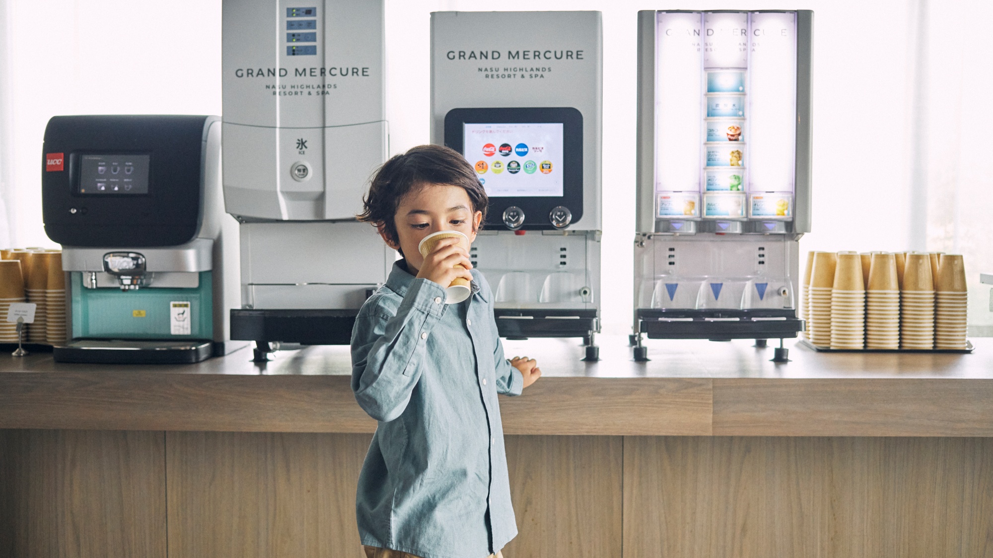 【ラウンジ】お酒やソフトドリンクにおつまみを無料でご用意しております。※時間によって内容が異なります