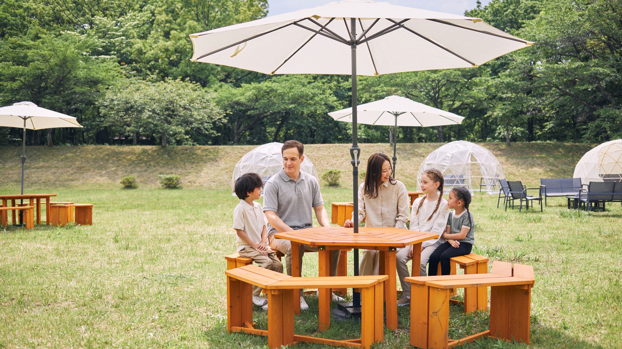 【芝生広場  ピクニックエリア】日陰付きのテーブルやチェアをご用意したペースです。