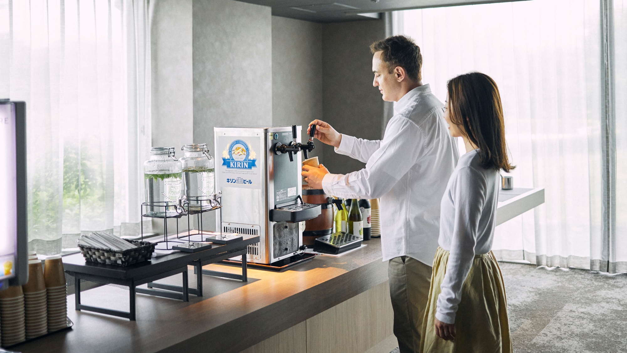 【ラウンジ】お酒やソフトドリンクにおつまみを無料でご用意しております。※時間によって内容が異なります