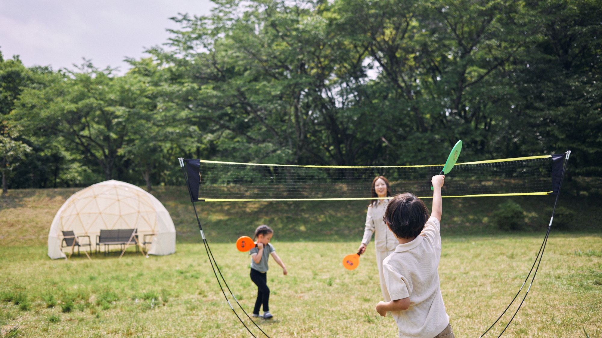 【芝生広場 アクティブエリア】ジャズミントンや軽いボール遊びができるアクティブゾーンです。