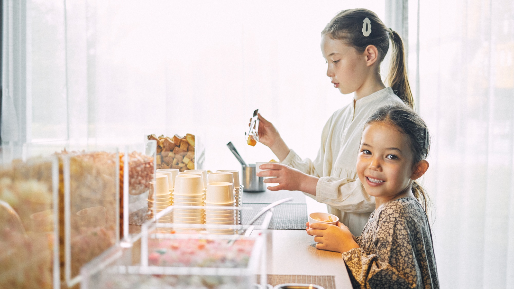 【ラウンジ】お酒やソフトドリンクにおつまみを無料でご用意しております。※時間によって内容が異なります