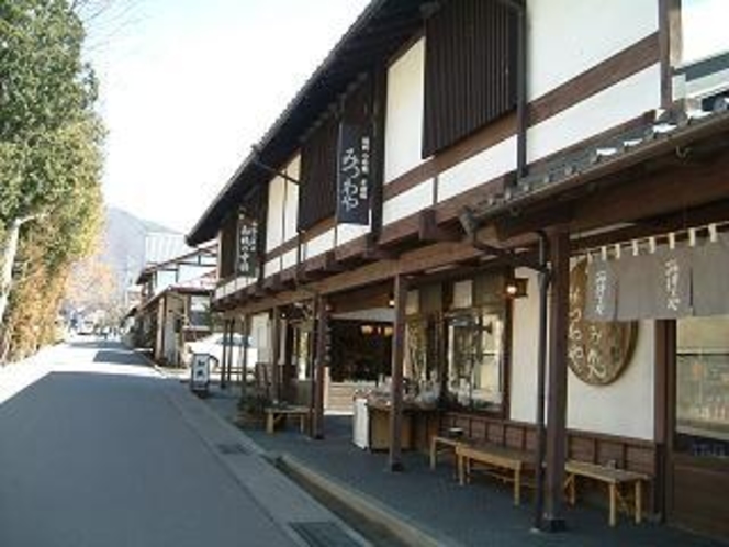 小布施（車40分）栗菓子で有名なお店の本店が軒を連ね落ち着いた街並みが人気です