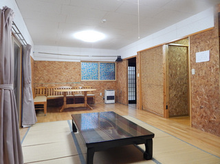 遊山ハウス１階は16畳のお部屋とテレビ・トイレ・洗面・冷蔵庫・洗濯機（有料）２階（ロフト）も16畳