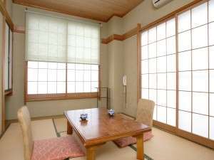 The guest rooms on the 2nd floor do not have a bath or toilet and are recommended for those who want to enjoy seafood at a great price.
