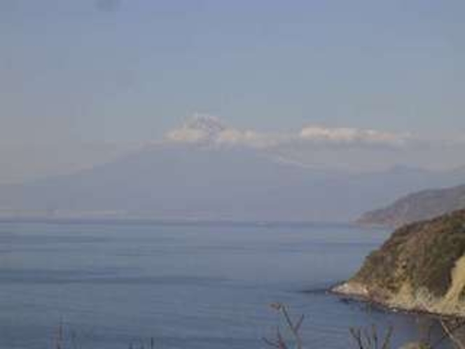 16. 恋人岬から富士山が