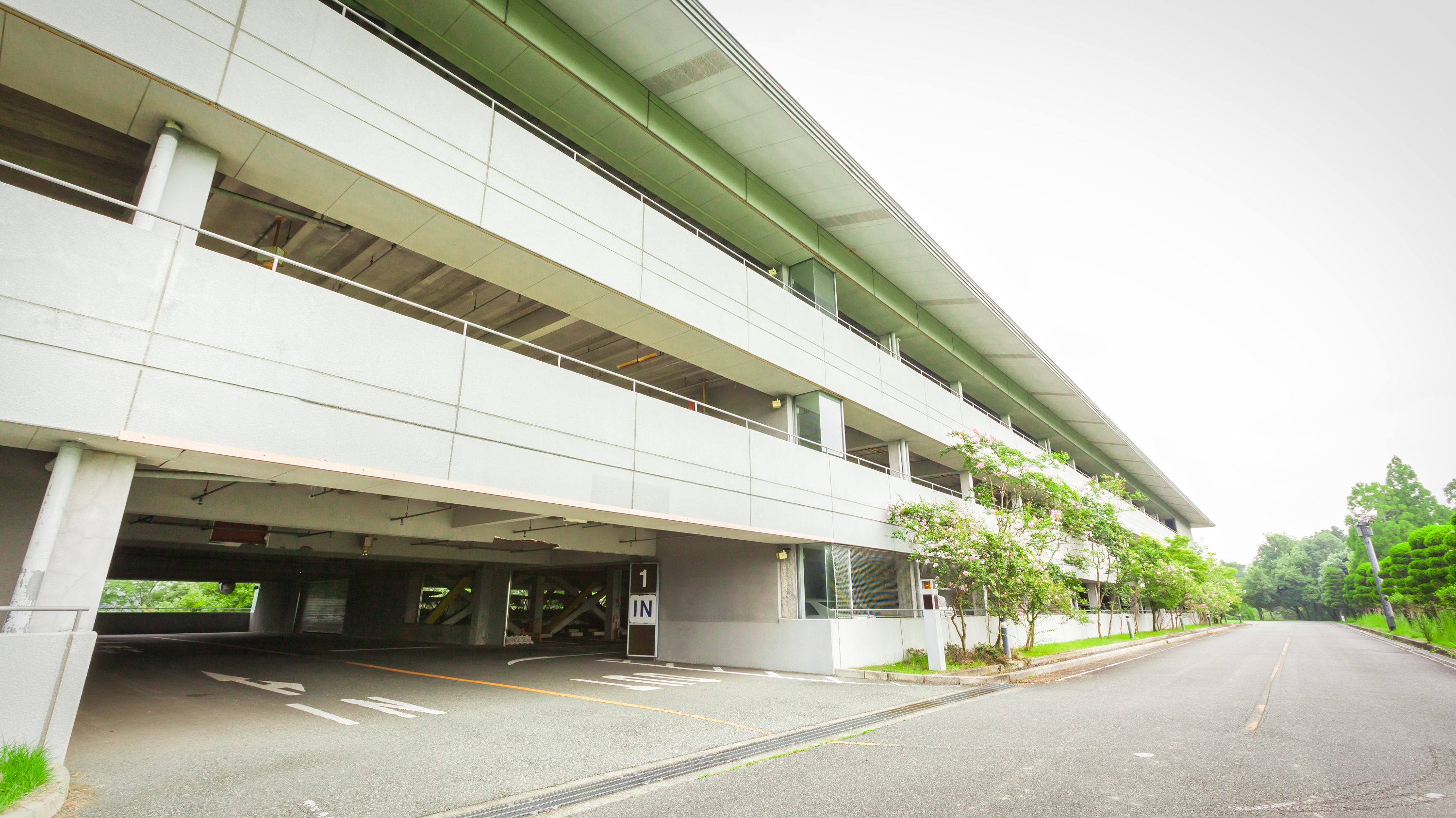 立体駐車場をご用意致しております。