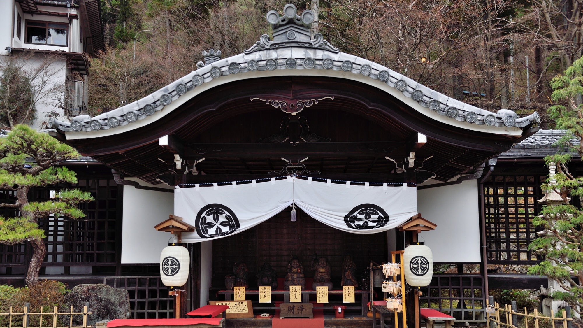 *下呂温泉温泉寺　本尊は白鷺に化身した薬師如来像（当館から徒歩25分/車で6分）