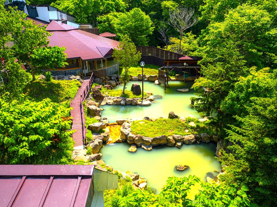 【３名様以上】旬の味覚を使った『彩箱三段』と極上温泉を堪能する１泊２食付きプラン　※和室・和洋室限定