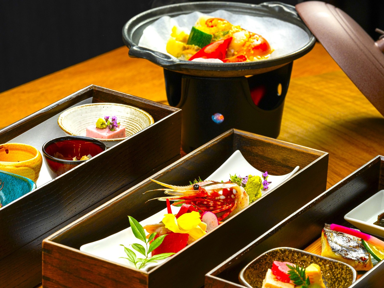 【３名様以上】旬の味覚を使った『彩箱三段』と極上温泉を堪能する１泊２食付きプラン　※和室・和洋室限定