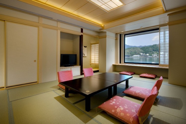 客房 本間 [Tamayura] 帶觀景浴缸的客房，可俯瞰河口湖 12 張榻榻米 + 6 張榻榻米