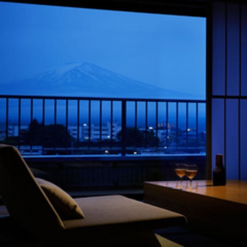 窓越しの富士山　【温泉◆露天風呂付客室】富士山望む和洋室（102平米）