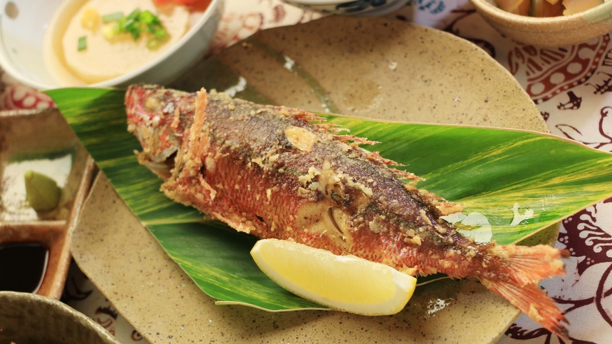 【夕食一例】新鮮な地魚の唐揚げもおすすめです★