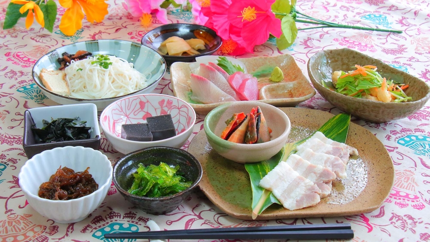 【夕食一例】手作りの島の郷土料理でおもてなしいたします！