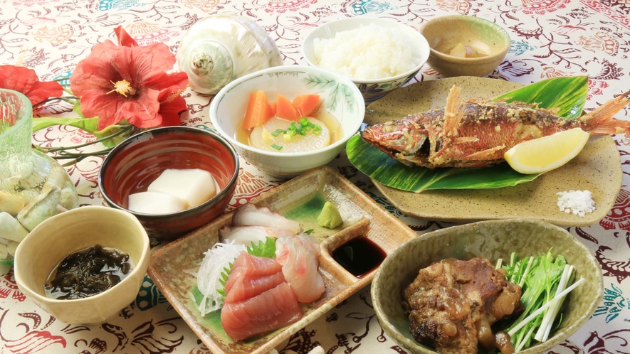 【夕食一例】手作りの島の郷土料理でおもてなしいたします