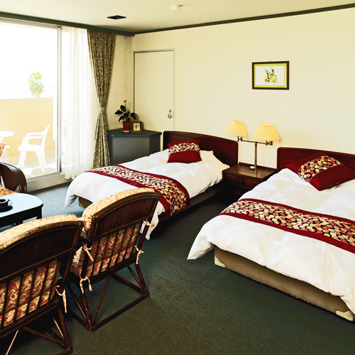 402室，日式和西式房间，带有可以俯瞰大海的露台