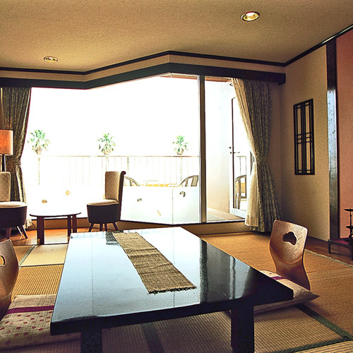 复古现代的日西式客房，设有可俯瞰大海的露台
