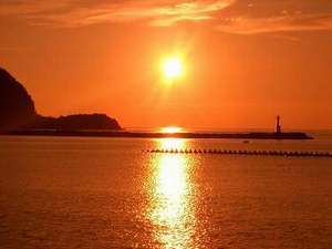 徒歩1分からの松崎海岸からの夕日