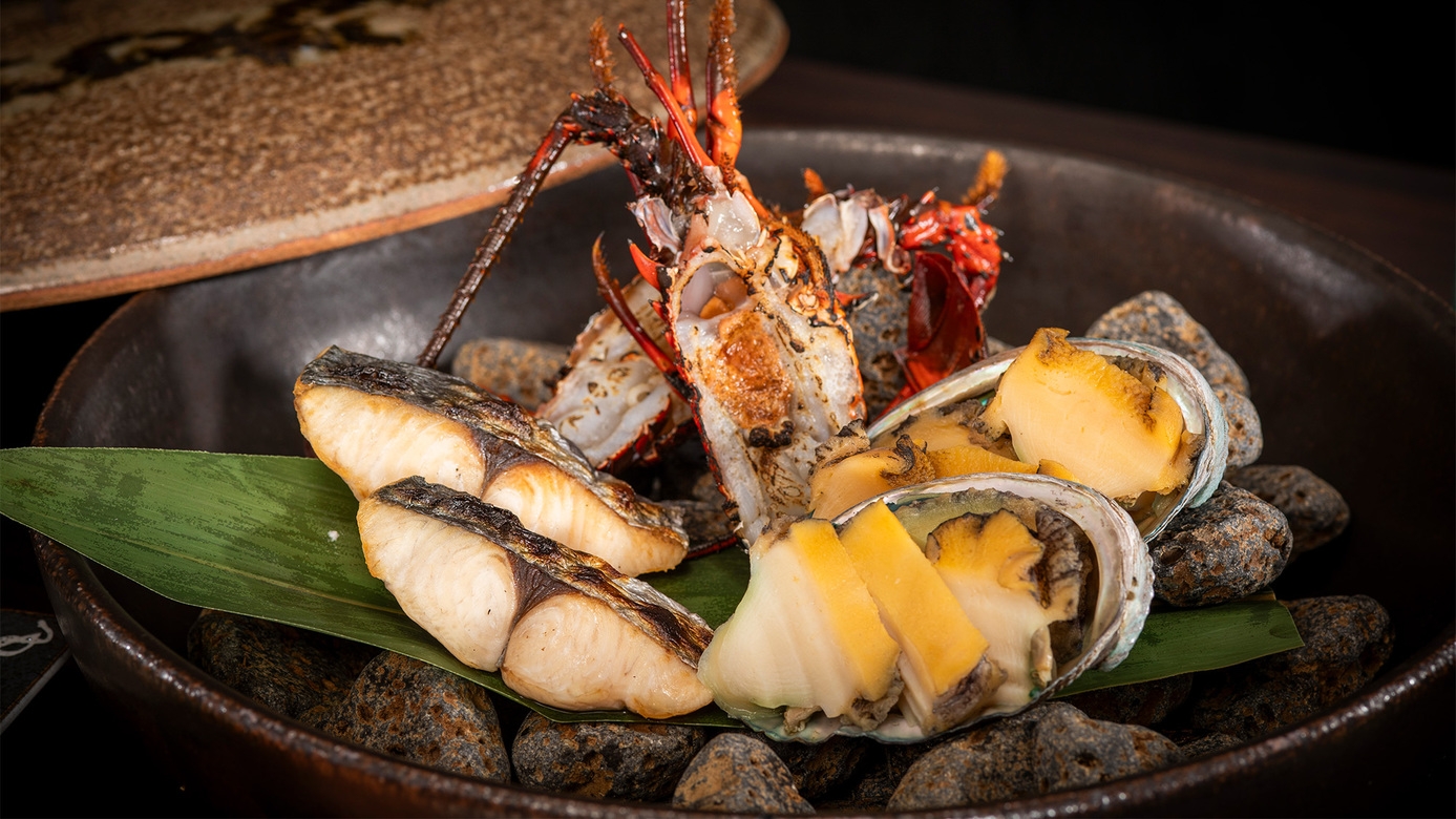 【天遊磯会席『琥珀-こはく』】伊勢エビ＆アワビ入海鮮宝楽焼と季節の会席料理