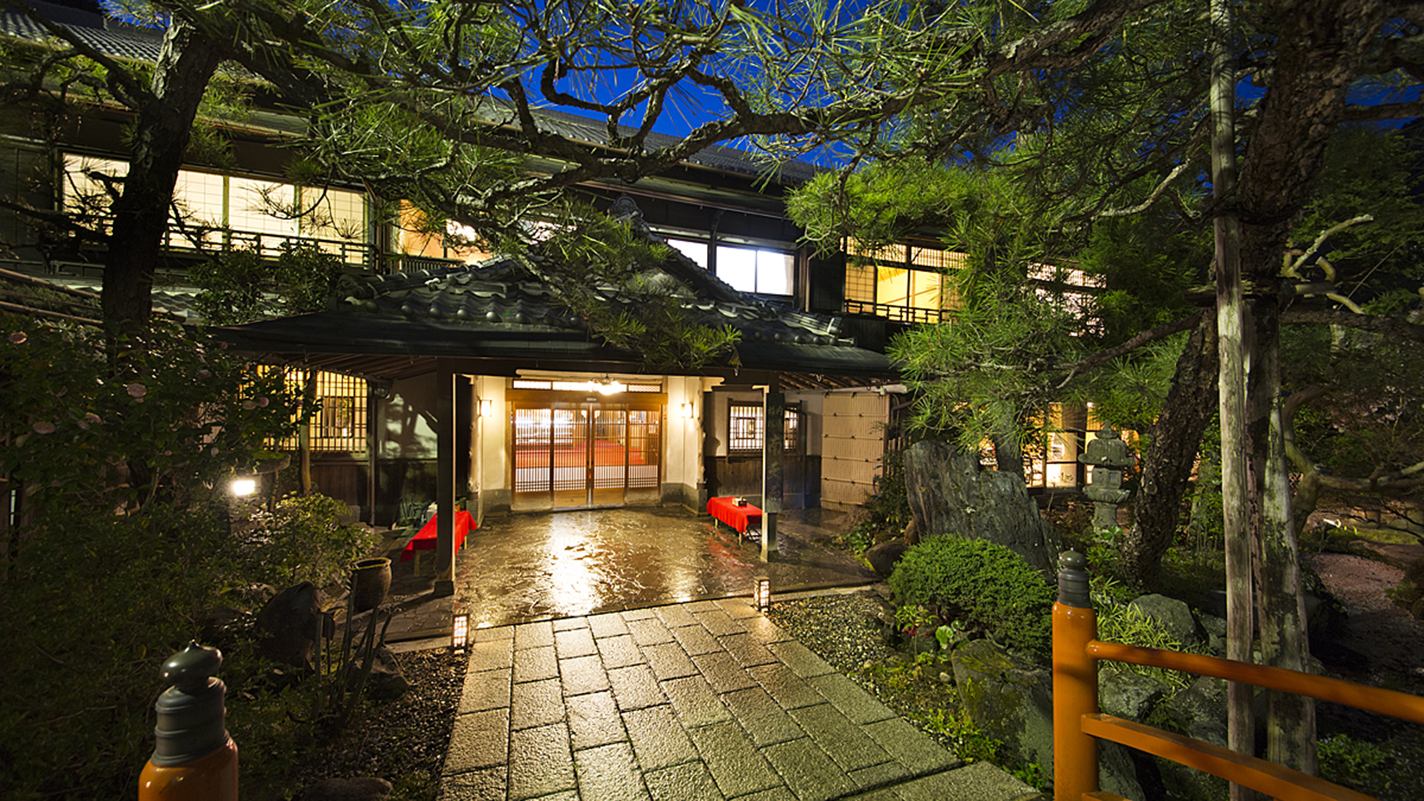 【外観】大阪の静かなまちに佇む旅館。喧騒から離れた穏やかなひと時をお楽しみください
