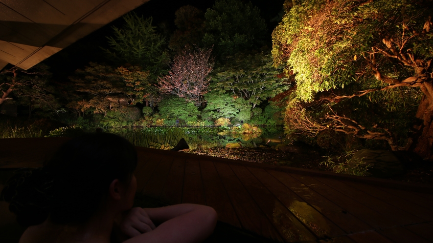 ■【温泉】檜造り露天風呂－季－夜はライトアップされ水面に映る景色が美しい露天風呂
