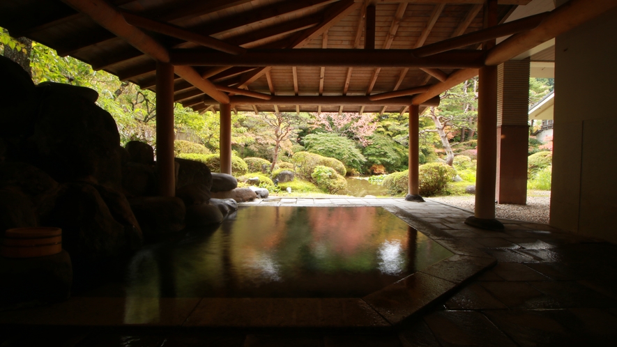 ■【温泉】天然石露天風呂－麗－庭園を立体的に観ることのできる石の風呂