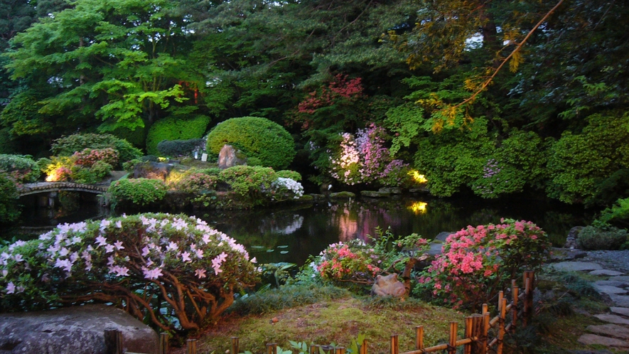 ■【庭園】四季折々で姿を変える中庭の景色