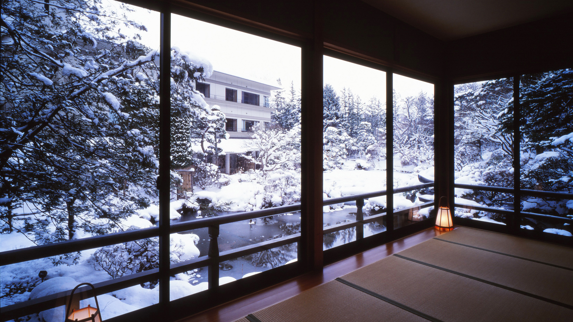 ■【館内】中宴会場。冬は雪景色の庭園を一望できます。