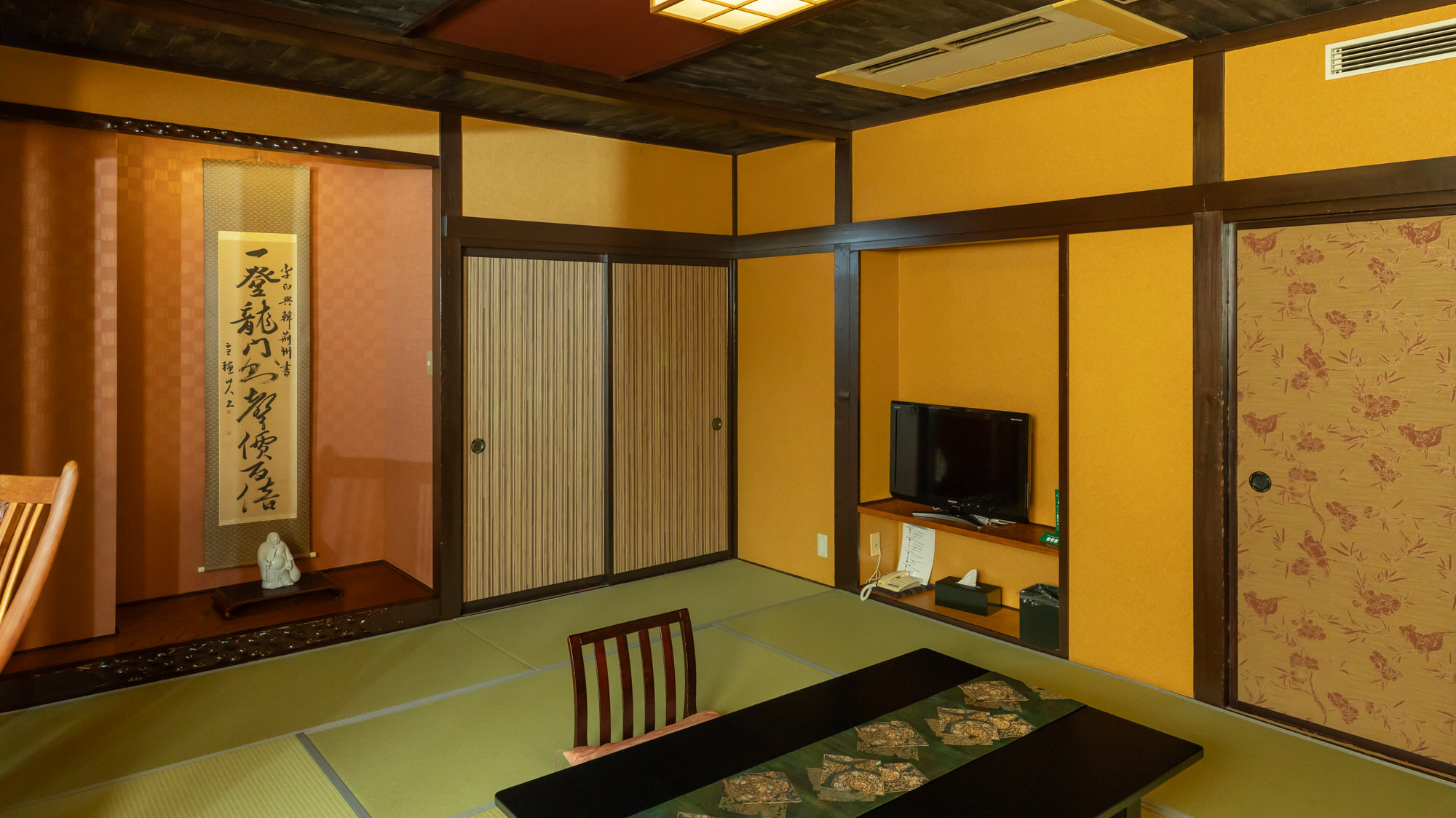 【禁煙】本館　庭園眺望　和室10畳　バス共用・トイレ付き・洗面付