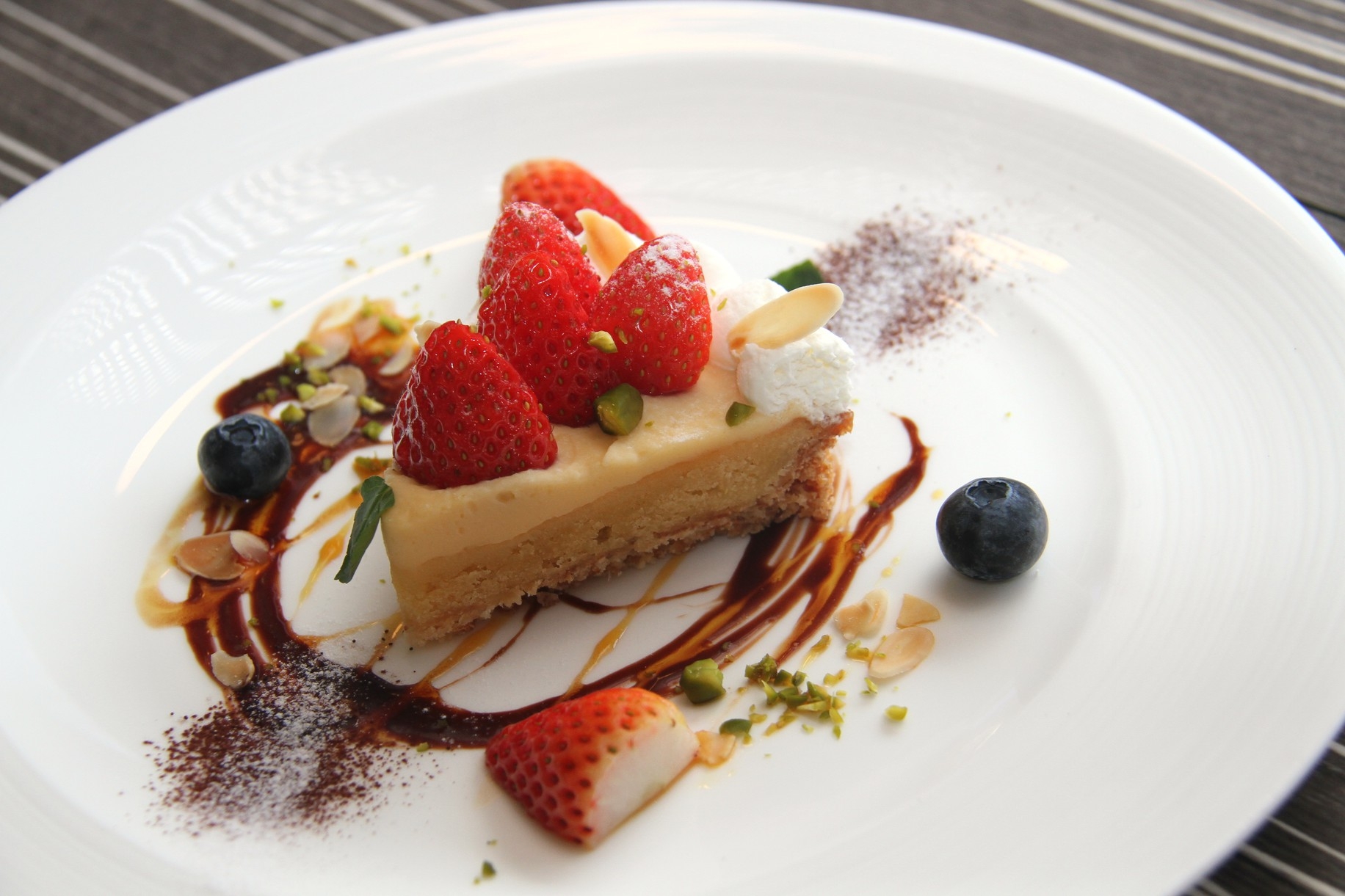 【開放的なラウンジで】ブイヤベース＆国産銘柄牛サーロイングリル付