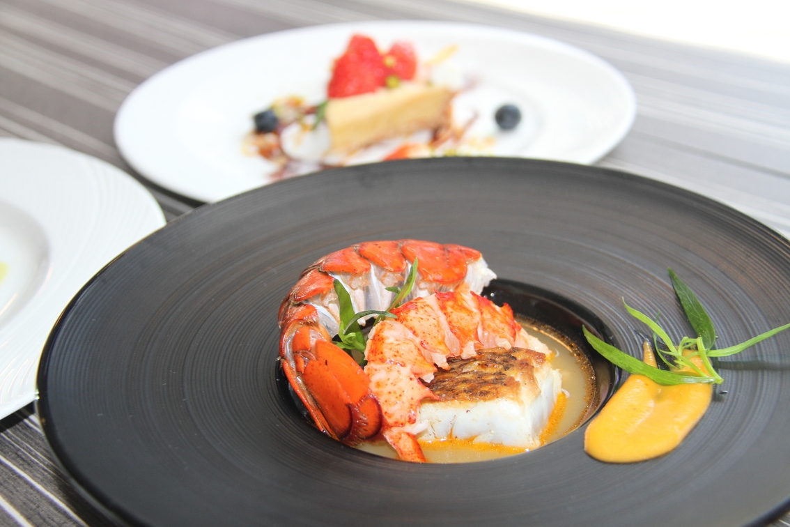 【開放的なラウンジで】ブイヤベース＆国産銘柄牛サーロイングリル付