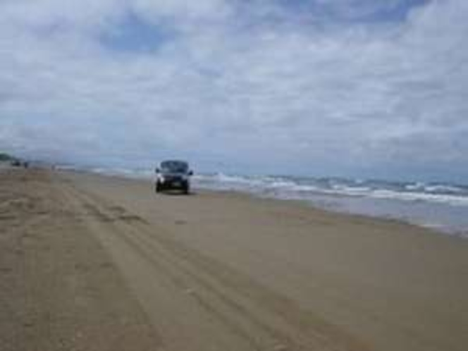 約８Kmの”砂の道”はいわば、天然のアスファルト。潮風を切って爽快なドライブをどうぞ！！
