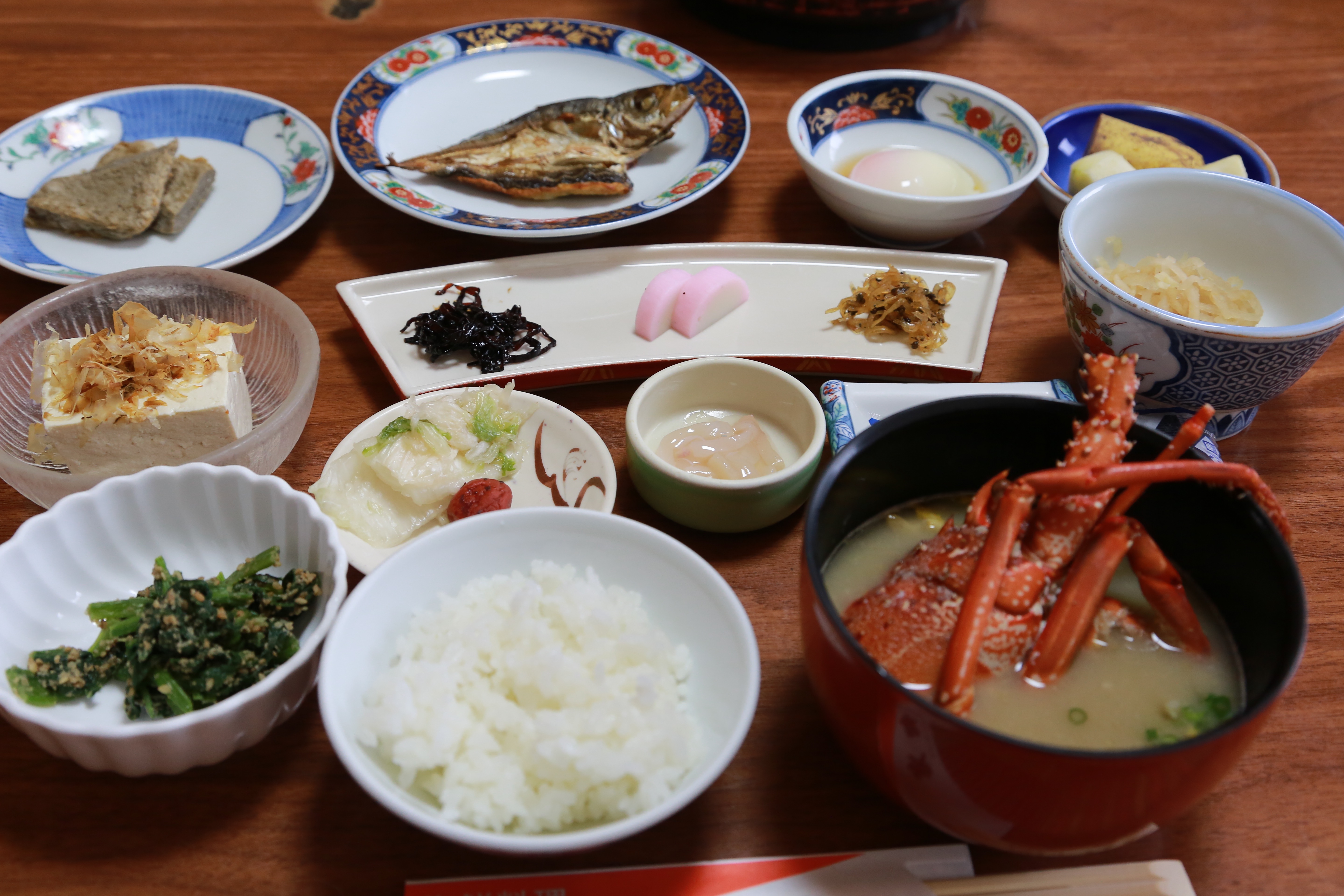 朝ごはんの一例。夜、伊勢海老のお刺身を頼むと、朝食では伊勢海老の味噌汁になります。