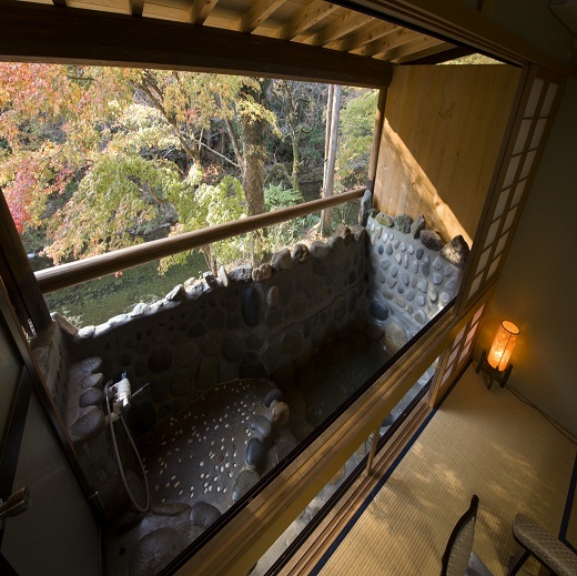 [Rooms with open-air baths: Hinayu] Enjoy the autumn atmosphere in this open-air room