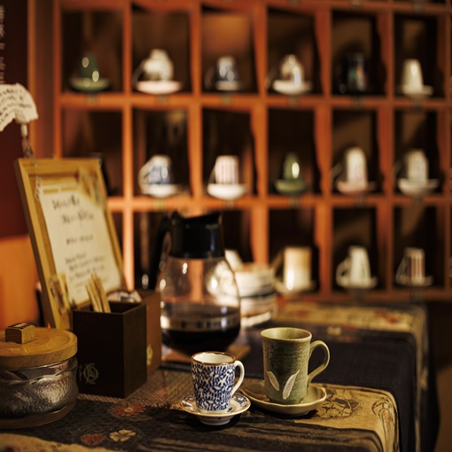 お好きなカップを選んで楽しむ源泉コーヒー