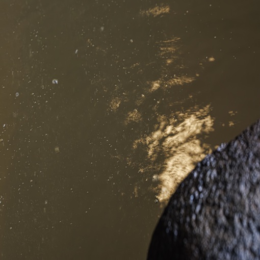 水面をはじける炭酸泉